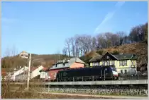 Beim Versuch die Burg Greifenstein mit aufs Bild zu bekommen, entstand diese Aufnahme mit der ES 64 F4-230 der MRCE vor einem G�terzug. Greifenstein, 15.03.11
