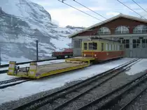 BDhe 2/4 203 mit einem G�terwagen abgestellt in Kleine Scheidegg, 15.03.2011.