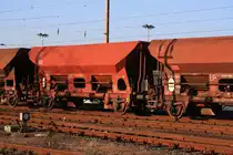 
Offener Schüttgutwagen mit dosierbarer Schwerkraftentladung und zwei Radsätzen (Fcs 092) der DB am 08.03.2011 in Kreuztal.