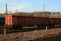 
Offener Wagen mit vier Radsätzen (Eanos-x 059) am 01.03.2011 in Betzdorf-Scheuerferd auf dem Rangierbahnhof der WEBA.