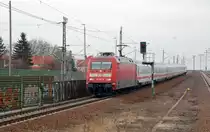 101 063 passiert mit einem IC am 05.03.11 den Leipziger Messebahnhof, Ziel ist Leipzig.