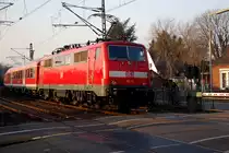 Die 111 111-1 schiebt eine Garnitur RE8 Zwischentakt nach Kaldenkirchen hier �ber den Bahn�bergang Bergheimer Stra�e in Grevenbroich. 4.3.2011