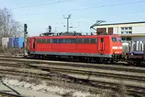 151 093-2 wartet am 15.03.11 mit einem mit Stahlbrammen beladenen G�terzug auf Ausfahrt aus M�nchen-Trudering.