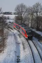 642 686/186 bei Einfahrt in den Bf Mehltheuer am 22.02.2011 als RB16475. Dieser Zug verkehrt seit 01.03.2011 nur noch im SEV mit einem Kleinbus, bezahlt von der NVS Th�ringen, nachdem der Verkehrsverbund Vogtland diese Leistung abbestellt hat.