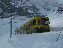 Niederflursteuerwagen 252 mit einer Doppeltratkion BDeh 4/8 bei Einfahrt aus Gridelwald in Kleine Scheidegg, 15.03.2011.