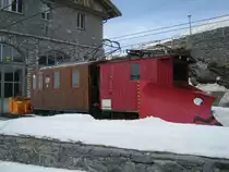 He 2/2 8 mit einem Schneepflug und einer Schneeschleuder abgestellt in Eigergletscher, 15.03.2011.
