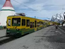 Niederflursteuerwagen 252 mit einer Doppeltratkion BDeh 4/8 bei Ausfahrt Richtung Gridelwald in Kleine Scheidegg, 15.03.2011.
