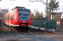 Am Bahn�bergang Bergheimer Stra�e kommt gerade der 425 039-5 gefahren in Richtung K�ln. 4.3.2011