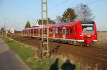 Auf der KBS 425 bei Anrath passiert der RB 33 Zug den Weg Darderh�fe in Richtung Krefeld. Gleich h�lt der Zug wieder in Forstwald. Der Triebwagen ist der 425 079. 19.3.2011