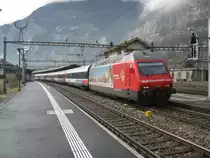Re 460 036 mit dem Extrazug Snow Train, Brig-Geneve-Aeroport, bei Durchfahrt in St-Maurice, 19.03.2011. Der Zug besteht aus zwei Salon- und drei Erstklasswagen. 
