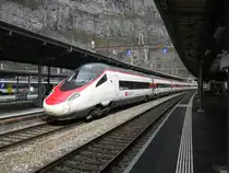 Ein ETR 610 der SBB als EC 32 in der  ICN-Lackierung  bei Durchfahrt in St-Maurice, 19.03.2011.