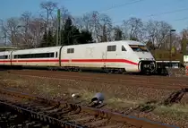 Mit weit ge�ffneter  Klappe  ist der ICE Bielefeld hier von D�sseldorf nach Duisburg unterwegs. Zusehen ist er am Sonntag den 20. M�rz 2011 in Angermund.