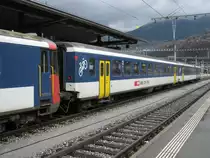 IR Brig-Domodossola in Brig. Dieser Zug wird jeweils Samstags mit einem B(o) (NPZ) und einem BDt EW II verst�rkt (wegen Markt in Domodossola). Dieses Modul wird am Samstag an einem IR von Lausanne nach Brig �berf�hrt, und am Sonntag wieder mit einem IR nach Lausanne zur�ckgebracht, 19.03.2011.
