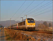 In den letzten Sonnenstrahlen des 23.12.2007 zieht die 3017 den IR 117 Liers - Luxemburg durch Erpeldange/Ettelbr�ck. (Hans)