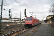 101 037-0 schiebt einen IC durch Lehrte am 10.03.2011.