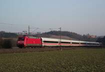 101 126-1 und eine weitere 101 sind am 22. M�rz 2011 mit der ehemaligen Metropolitan Garnitur als ICE 915 auf der Frankenwaldbahn bei Kronach unterwegs.