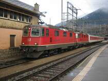 Re 4/4 II 11225 und 11134 mit dem CNL 1174 bei Ausfahrt in Brig. Diesr Zug wird nach wenigen Metern die Steigung �ber die alte L�tschbergbergstrecke in Angriff nehmen. Anschliessend f�hrt er nach Z�rich, um dann via Basel SBB nach Hamburg Altona aufzubrechen, 19.03.2011.