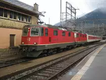 Re 4/4 II 11225 und 11134 mit dem CNL 1174 bei Ausfahrt in Brig. Diesr Zug wird nach wenigen Metern die Steigung �ber die alte L�tschbergbergstrecke in Angriff nehmen. Anschliessend f�hrt er nach Z�rich, um dann via Basel SBB nach Hamburg Altona aufzubrechen, 19.03.2011.