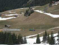 Finde den Zug. Ein einzelner Triebwagen, BDhe 4/4 102, f�hrt zwischen Wengen und Allmend dem Ziel Kleine Scheidegg entgegen. Normalerweise fahren diese Z�ge nur mit dem Steuerwagen zusammen. Dieses Foto zeigt eine Ausnahme. Wenn auf der Kleinen Scheidegg ein F�hnsturm tobt, verkehrt ein einzelner Triebwagen, um noch die letzten Hotelg�ste hinaufzubringen. Der Grund dass nur noch ein Triebwagen hinauf f�hrt liegt warscheinlich beim zu geringen Gewicht des Steuerwagens, 15.03.2011.