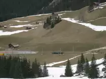 Finde den Zug. Ein einzelner Triebwagen, BDhe 4/4 102, f�hrt zwischen Wengen und Allmend dem Ziel Kleine Scheidegg entgegen. Normalerweise fahren diese Z�ge nur mit dem Steuerwagen zusammen. Dieses Foto zeigt eine Ausnahme. Wenn auf der Kleinen Scheidegg ein F�hnsturm tobt, verkehrt ein einzelner Triebwagen, um noch die letzten Hotelg�ste hinaufzubringen. Der Grund dass nur noch ein Triebwagen hinauf f�hrt liegt warscheinlich beim zu geringen Gewicht des Steuerwagens, 15.03.2011.