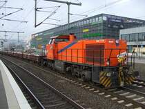 275 804-3 zieht einen mit Betonschwellen beladenen Flachwageng�terzug durch Bielefeld. 23.03.2011.