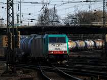 �ber die Montzenroute von Belgien kommend f�hrt Cobra 186 216 (2824) am 21.03.2011 mit einem Containerzug in Aachen West ein.
