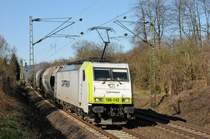 186 142 von Captrain zieht einen Getreidezug durch Unkel auf der rechten Rheinseite Richtung S�den. Aufgenommen am 19/03/2011.