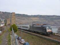 Am 9.3.11 war der Himmel grau, als der EC 7 nach Chur mit MRCE-Taurus durch Oberwesel fuhr.