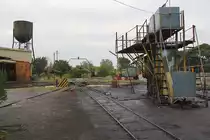 Auf dem Zufahrtsgleis zur Drehscheibe liegt diese Lokbehandlungsanlage, wo die Lok's mit Kraftstoff, Wasser und Sand versorgt werden. Depot Nakhon Lampang am 08.J�nner 2011. 

