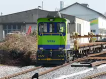 BLS - Baudienst Tm 2/2 325 084 abgestellt im Bahnhofsareal von Ins am 06.03.2011 .. Frage weiss jemand f�r was die Gelbe Stange unter der Kupplung ist ?