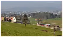 Hoch �ber der Stadt St.Gallen f�hrt die S12 bei Notkersegg Richtung Trogen. (24.03.2011)