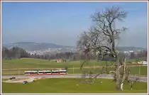 S12 bei der Kurzegg mit einem Teil der Stadt St.Gallen im Hintergrund. (24.03.2011)