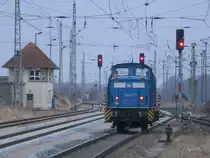 PRESS 346 025 kam aus Putbus und wartete,am 21.M�rz 2011,in Bergen/R�gen auf Ausfahrt nach Stralsund,wie man sieht leuchtet am Ausfahrsignal das Ersatzrot.