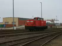Zu den drei letzten betriebsf�higen Breitspur 347er z�hlt auch 347 079,am 21.M�rz 2011 war die Lok im Breitspurteil von Mukran unterwegs.