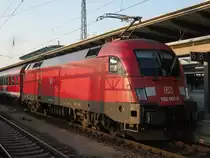 Leider bekam 182 007 nicht so viel von der Abendsonne ab wie der Steuerwagen. Daf�r war er f�r die Fotografen um so begehrter! 
Am 20.03.2011 am Warnem�nde Express bei der Bereitstellung vom Bw Dalwitzhof (in der N�he Rostock Hbf) nach Warnem�nde.