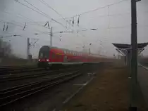 Ich probier mal,dieses wahrlich nicht sch�ne aber aussagekr�ftige Bild hochzuladen: Fu�ballzug aus ROstock f�hrt in der �belsten Suppe zum Ausw�rtsspiel nach Braunschweig! Endergebnis 1:2, aber f�r das Benehmen der Fans vergab die Polizei beiden Mannschaften drei Punkte,weils gut lief :)
Rostock Hbf am 20.03.2011