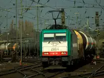 Cobra 186 196 (2804) nimmt am 25.03.2011 mit einem langen gemischten G�terzug in Aachen West anlauf um die Rampe der Montzenroute nach Belgien zu meistern.