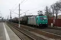 185 575-8 Alpha Trains im Dienst f�r die HGK mit Kesselzug in Rathenow in Richtung Wustermark unterwegs. 25.03.2011
