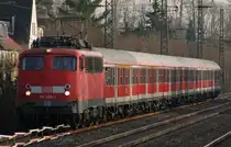 110 404 zieht einen N-wagenzug am 21.3.11 durch D�sseldorf-Angermund