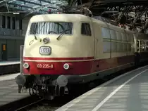 103 235 mit IC 2410 K�ln-Flensburg am 25.03.2011 mit einer reinrassigen IC &acute;79 Garnitur in K�ln Hbf. Wobei die ersten 3 Wagen eine Mogelpackung sind. Es handelt sich um aktuelle IC-Wagen Typ Bim mit der heutigen Inneneinrichtung, die lediglich in das alte Farbschema ozeanblau/beige umlackiert wurden, daf�r aber in 1.Klasse Wagen aufgewertet wurden. (im IC 2410 aber wiederum deklassiert wurden)