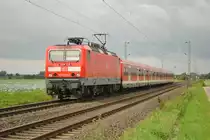 Am 29. August 2010 zieht 143 036-2 eine S-Bahn der Linie 5 nach Dortmund. Hier bei Km 73,8 zwischen Korschenbroich und M�nchengladbach-L�rrip.