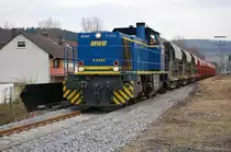 V 2101 (MAK G 1206) von der MWB mit einigen Sch�ttgutwagen beim Abschottern im Bahnhof Bodenfelde, 25.03.2011.