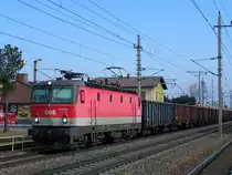 1144 019 durchf�hrt mit einer Ea*s G�terzugleistung den Bahnhof Marchtrenk;110303
