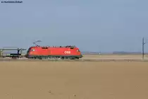 1116 168-4 mit einem leeren Autotransportzug in der N�he von S�nching, 12.03.2011