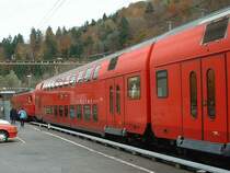 S-Bahn-Zug S 4 der Sihltalbahn am 19.10.2002 in Sihlbrugg. Die gesehenen Z�ge bestanden aus Lok und 3 Wagen, 1 oder 2 Doppelstock-Wagen, 0 oder 1 einst�ckiger Wagen, der Steuerwagen war immer einst�ckig.