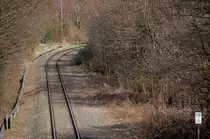Blick Richtung Osten an der alten Rheinischen Eisenbahnlinie von D�sseldorf Gerresheim nach Wuppertal. Die ehemals zweigleisige Strecke endet hier kurz nach der Kurve in Hahnenfurt an einem Zementwerk. 20.3.2011 