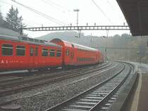 S-Bahn-Zug S 4 der Sihltalbahn mit 2 Doppelstock-Wagen und 1 einst�ckiger Steuerwagen am 19.10.2002 bei der Ausfahrt aus dem Bahnhof Sihlbrugg.