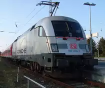 182 004-2 mit RE18591 von Warnem�nde nach Berlin Hbf(tief)kurz nach der Ankunft im Bahnhof Warnem�nde.(27.03.2011)