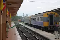 Bf. Den Chai am Morgen des 10.J�nner 2011. Im Hintergrund f�hrt der EXP 51 von Bangkok nach Chiang Mai ein.