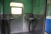 Offener Waschraum des บชส.1017 (บชส. =BTC./Bogie Third Class Carriage) am 10.Jänner 2011, aufgenommen während der Fahrt mit dem EXP 51 zwischen den Bahnhöfen Den Chai und Pha Khan.
